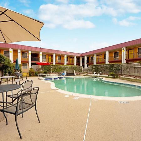 Economy Inn & Suites Denton Bagian luar foto