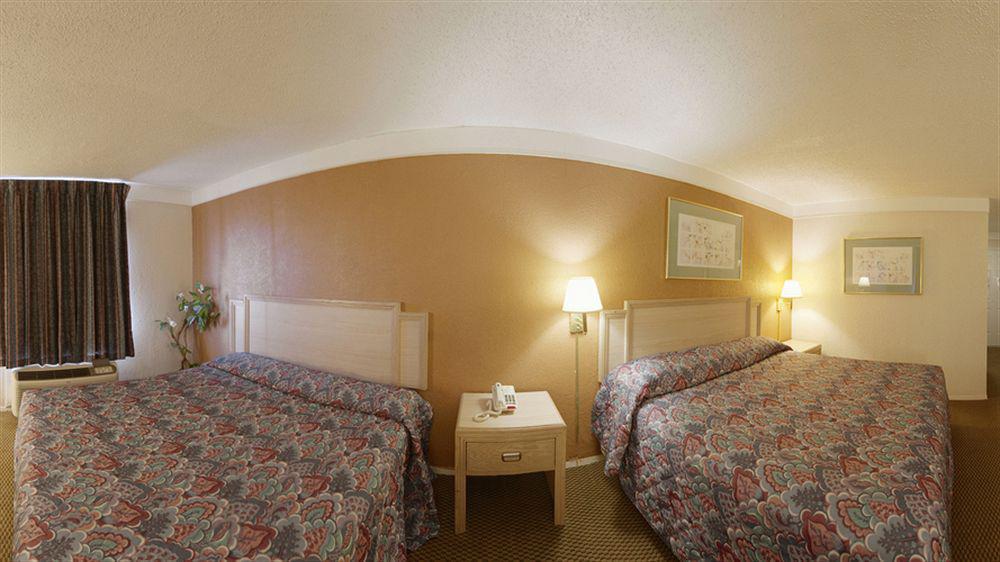 Economy Inn & Suites Denton Bagian luar foto