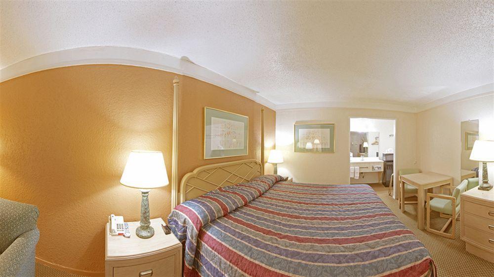 Economy Inn & Suites Denton Bagian luar foto