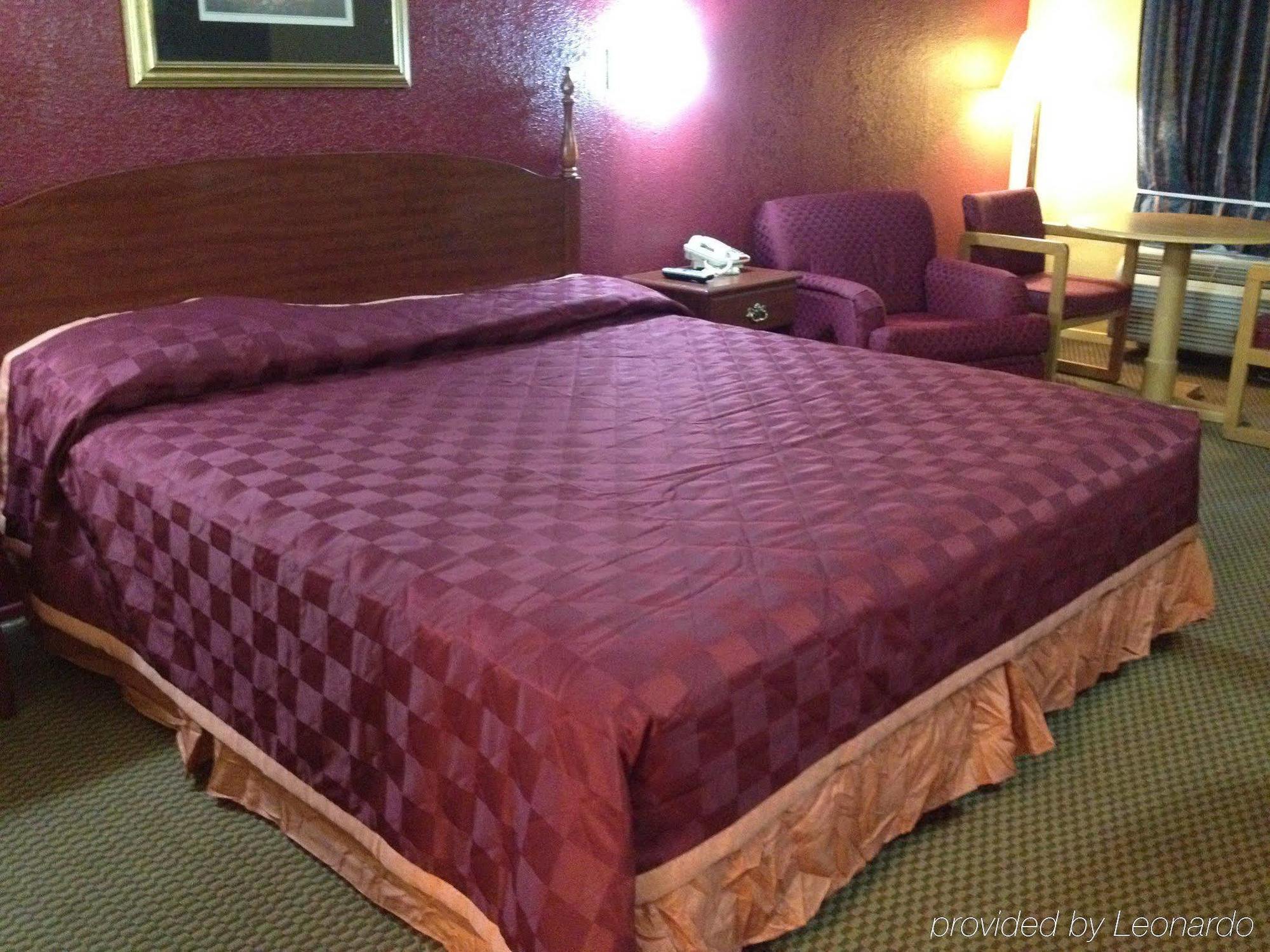 Economy Inn & Suites Denton Bagian luar foto