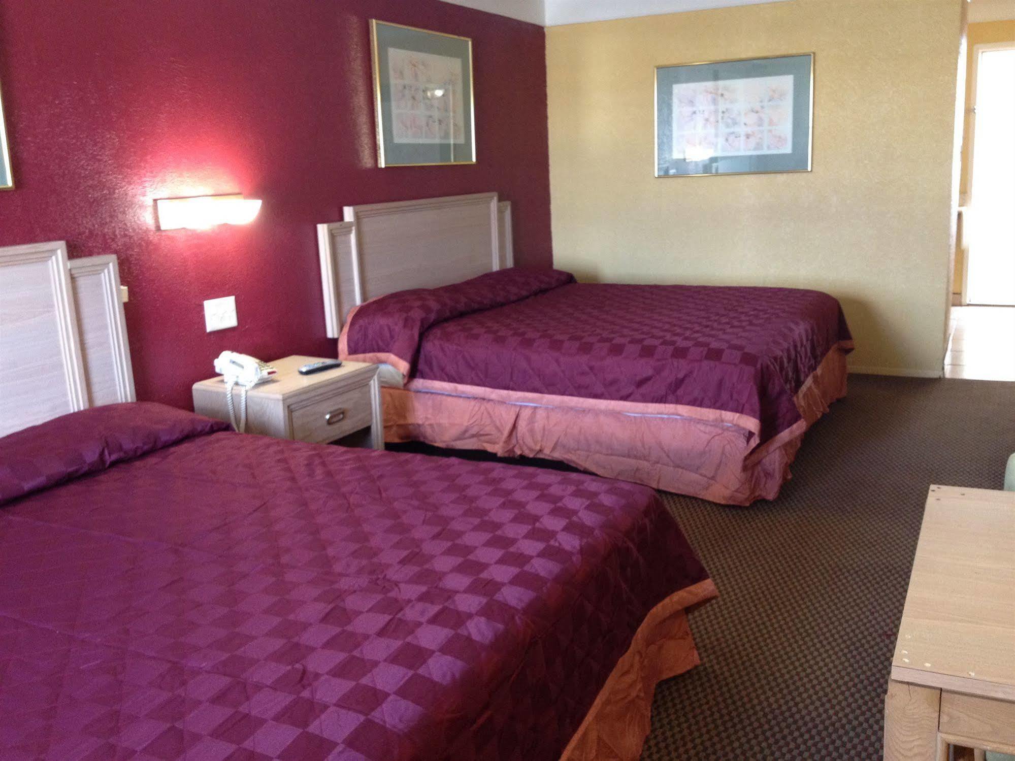 Economy Inn & Suites Denton Bagian luar foto