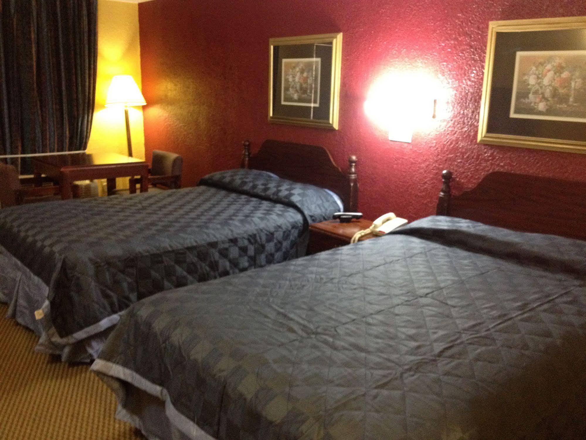 Economy Inn & Suites Denton Bagian luar foto