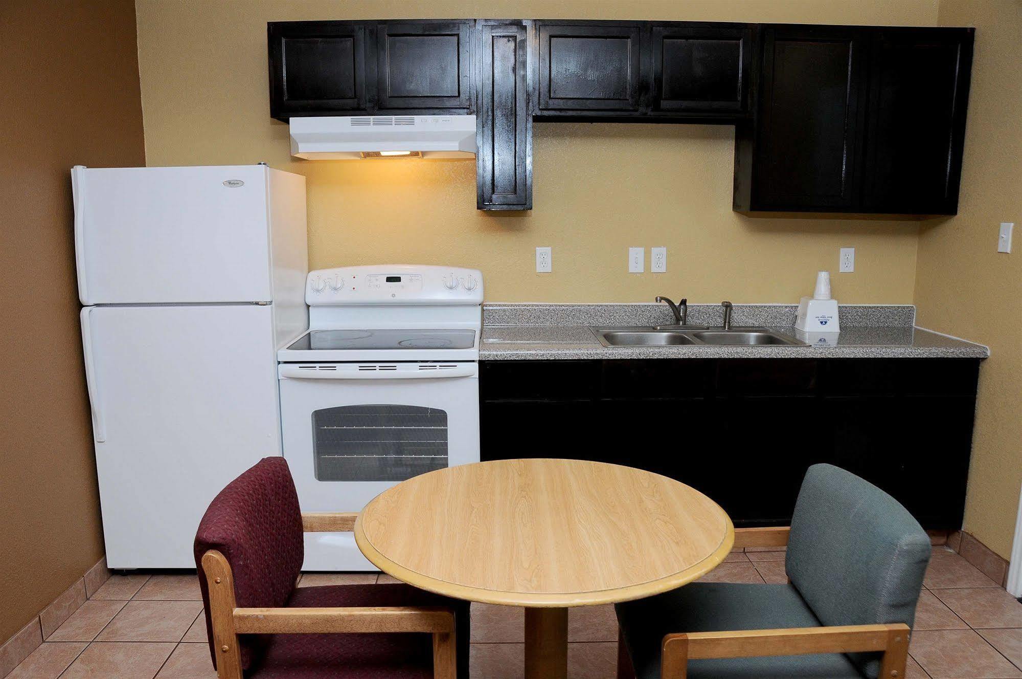 Economy Inn & Suites Denton Bagian luar foto
