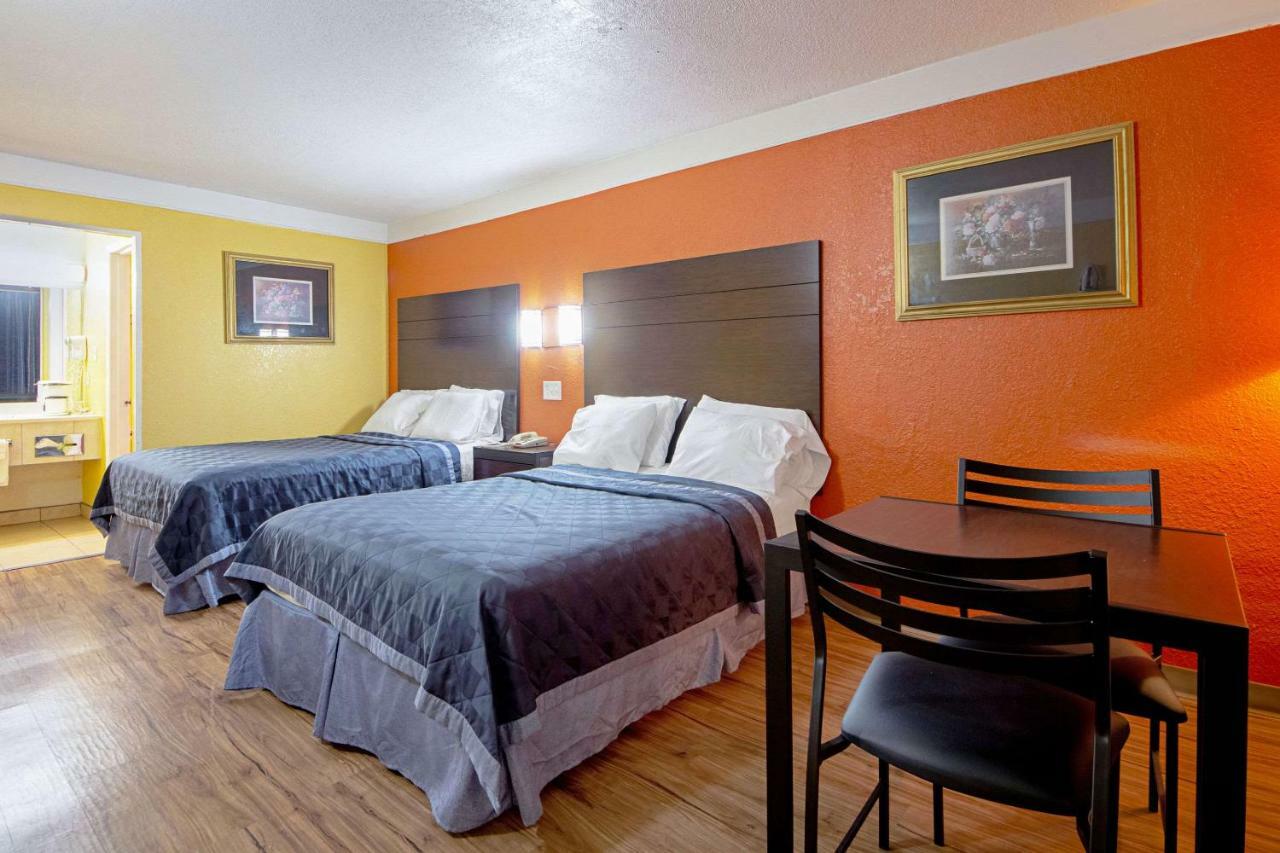 Economy Inn & Suites Denton Bagian luar foto