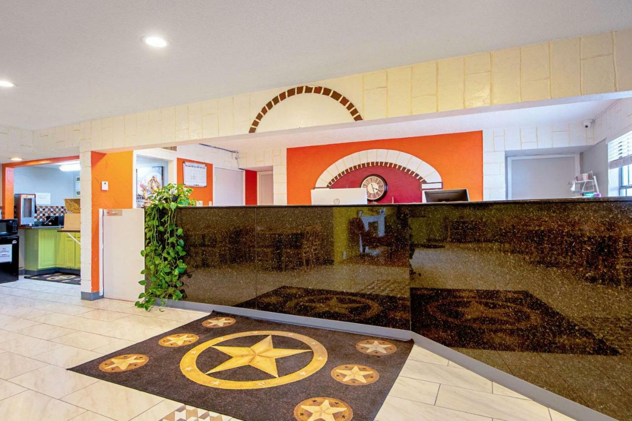 Economy Inn & Suites Denton Bagian luar foto