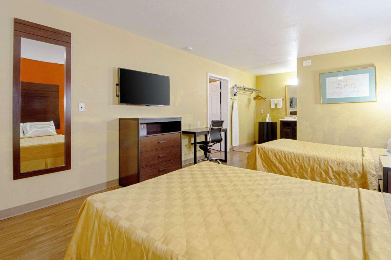 Economy Inn & Suites Denton Bagian luar foto