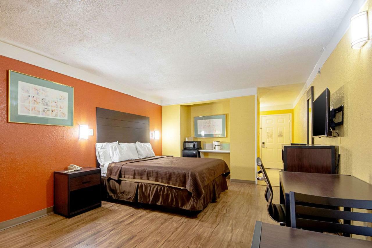 Economy Inn & Suites Denton Bagian luar foto
