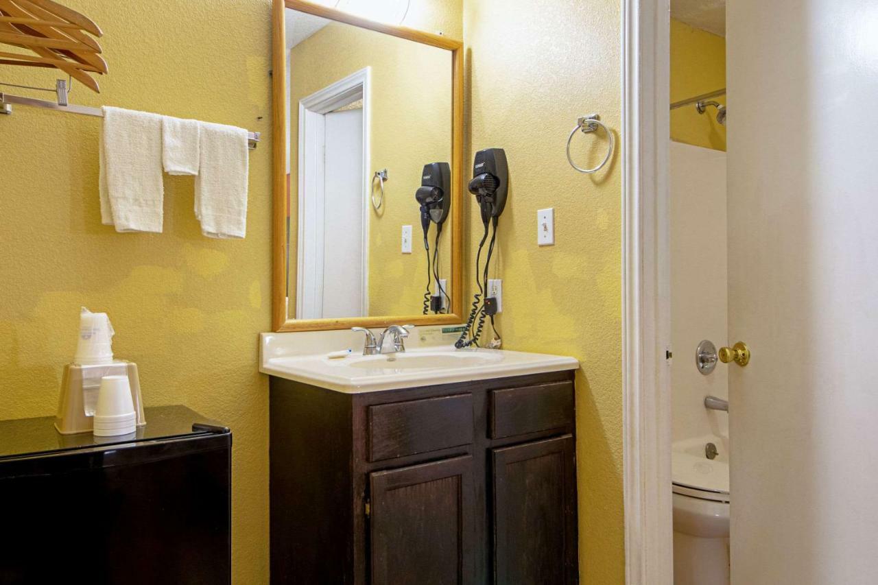 Economy Inn & Suites Denton Bagian luar foto
