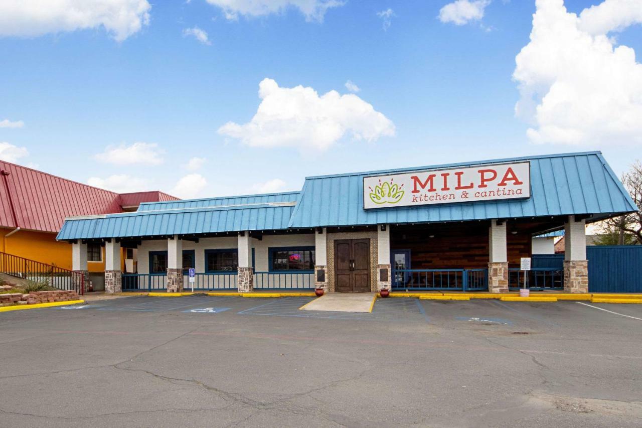 Economy Inn & Suites Denton Bagian luar foto