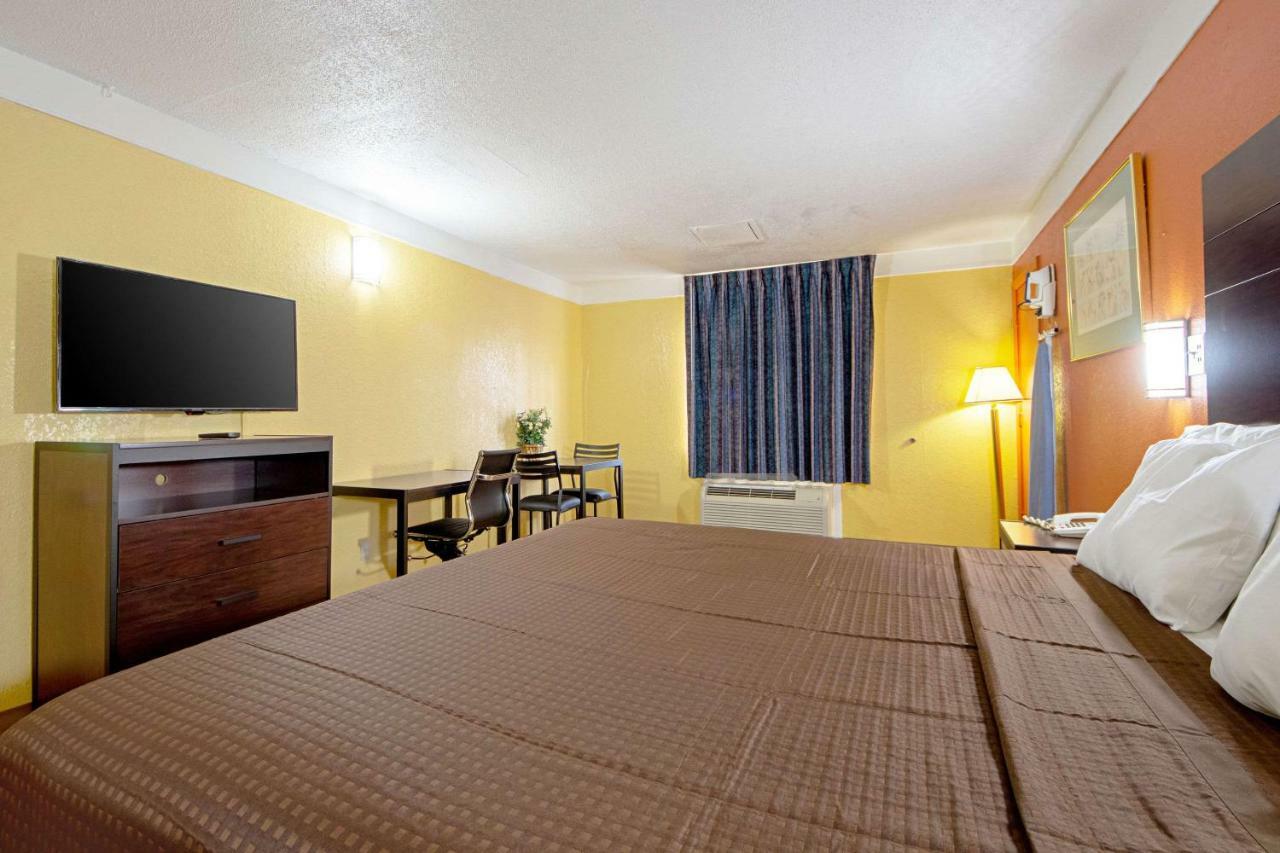 Economy Inn & Suites Denton Bagian luar foto