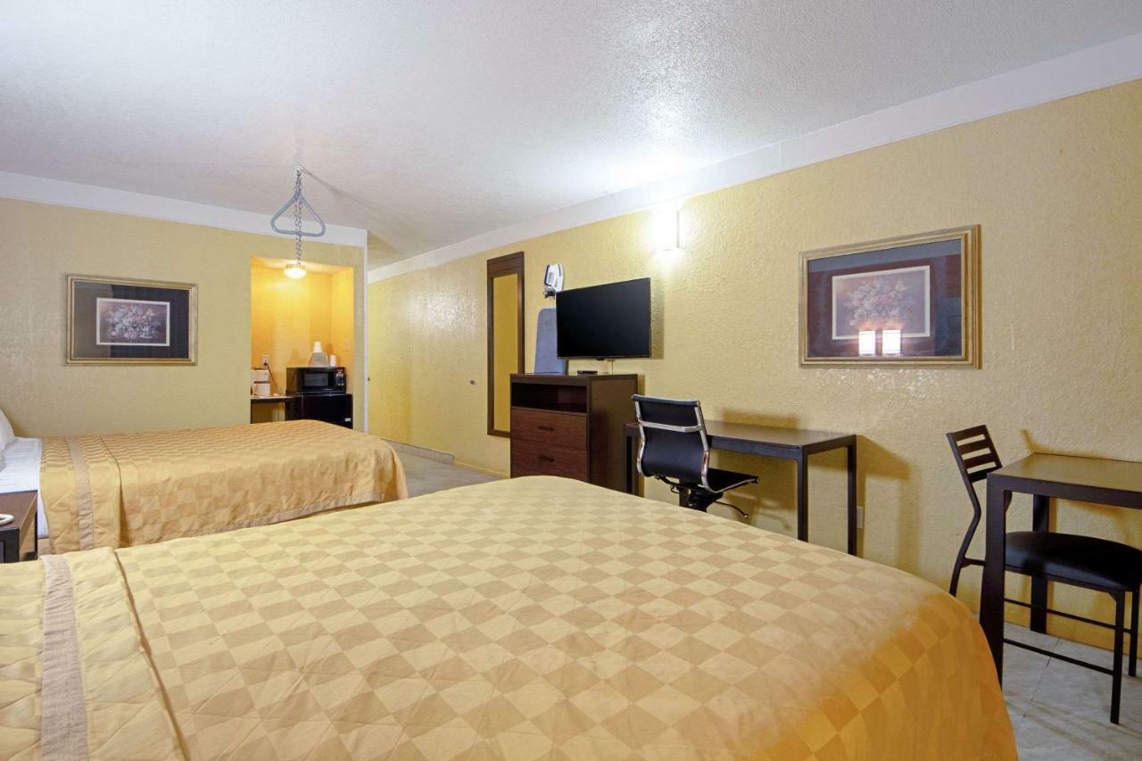 Economy Inn & Suites Denton Bagian luar foto