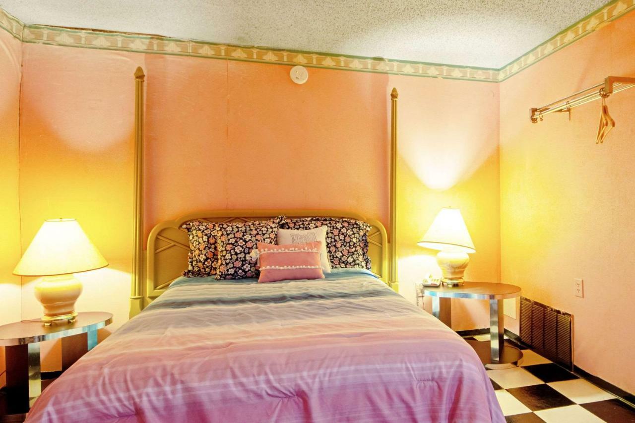 Economy Inn & Suites Denton Bagian luar foto