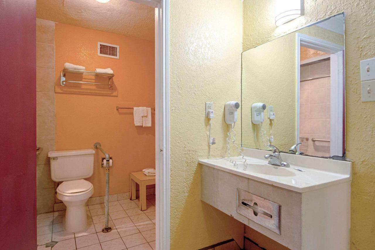Economy Inn & Suites Denton Bagian luar foto