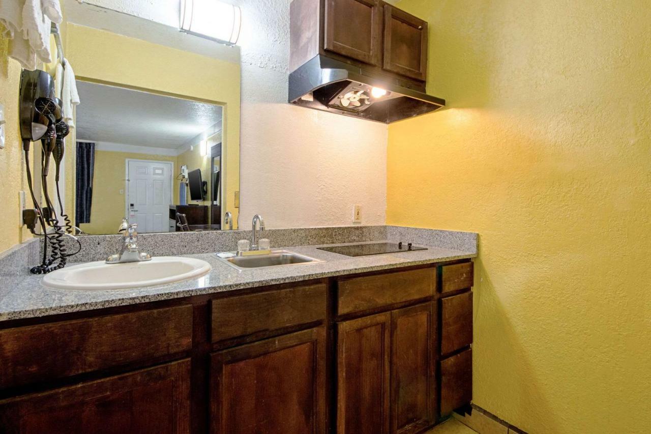 Economy Inn & Suites Denton Bagian luar foto