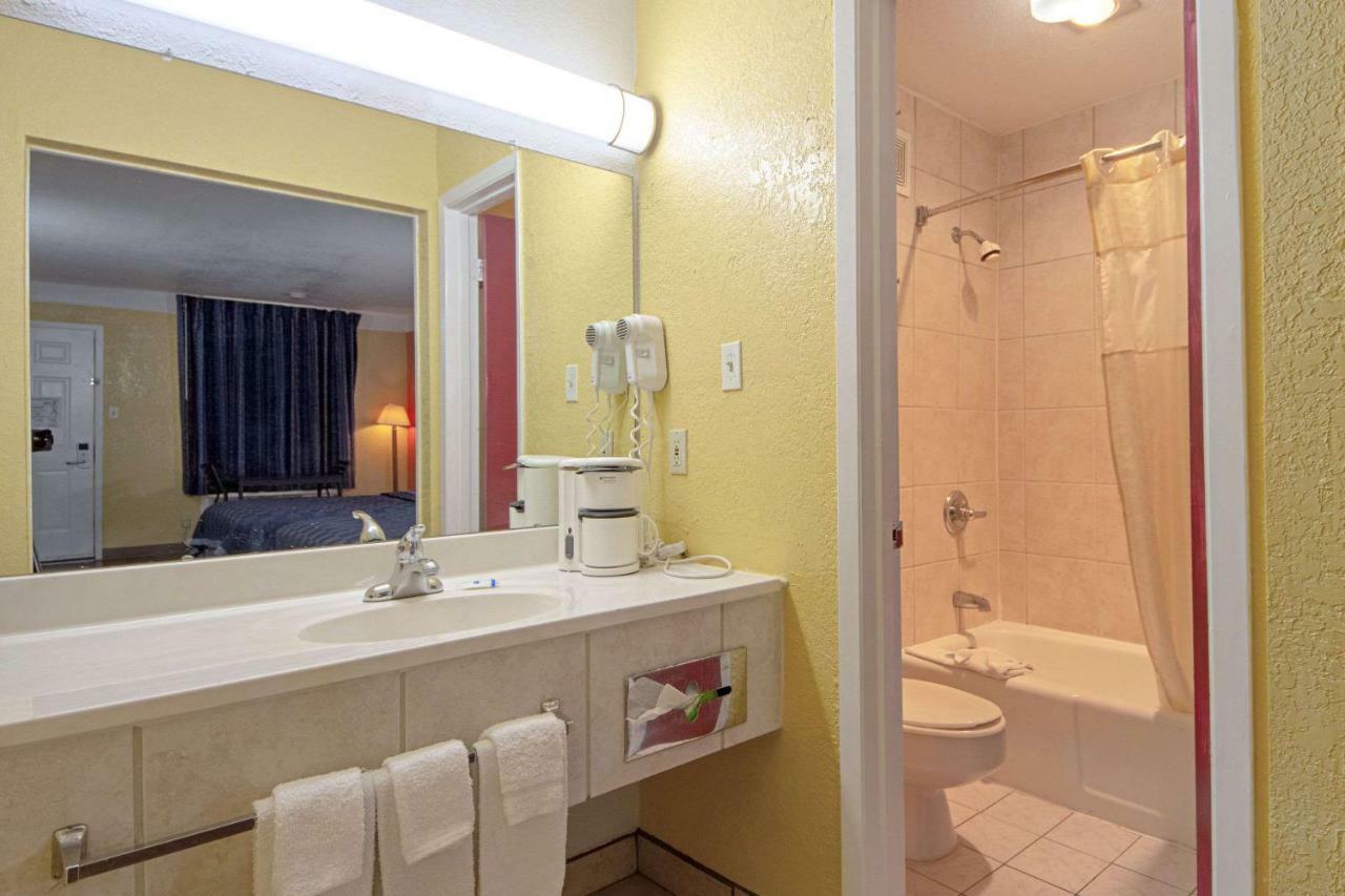 Economy Inn & Suites Denton Bagian luar foto