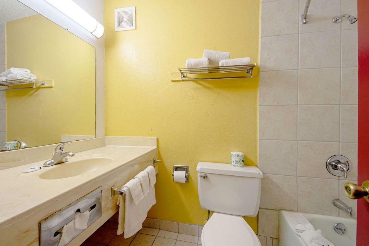 Economy Inn & Suites Denton Bagian luar foto