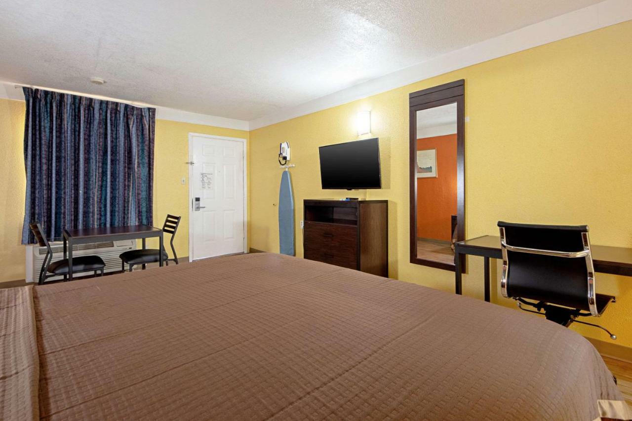 Economy Inn & Suites Denton Bagian luar foto