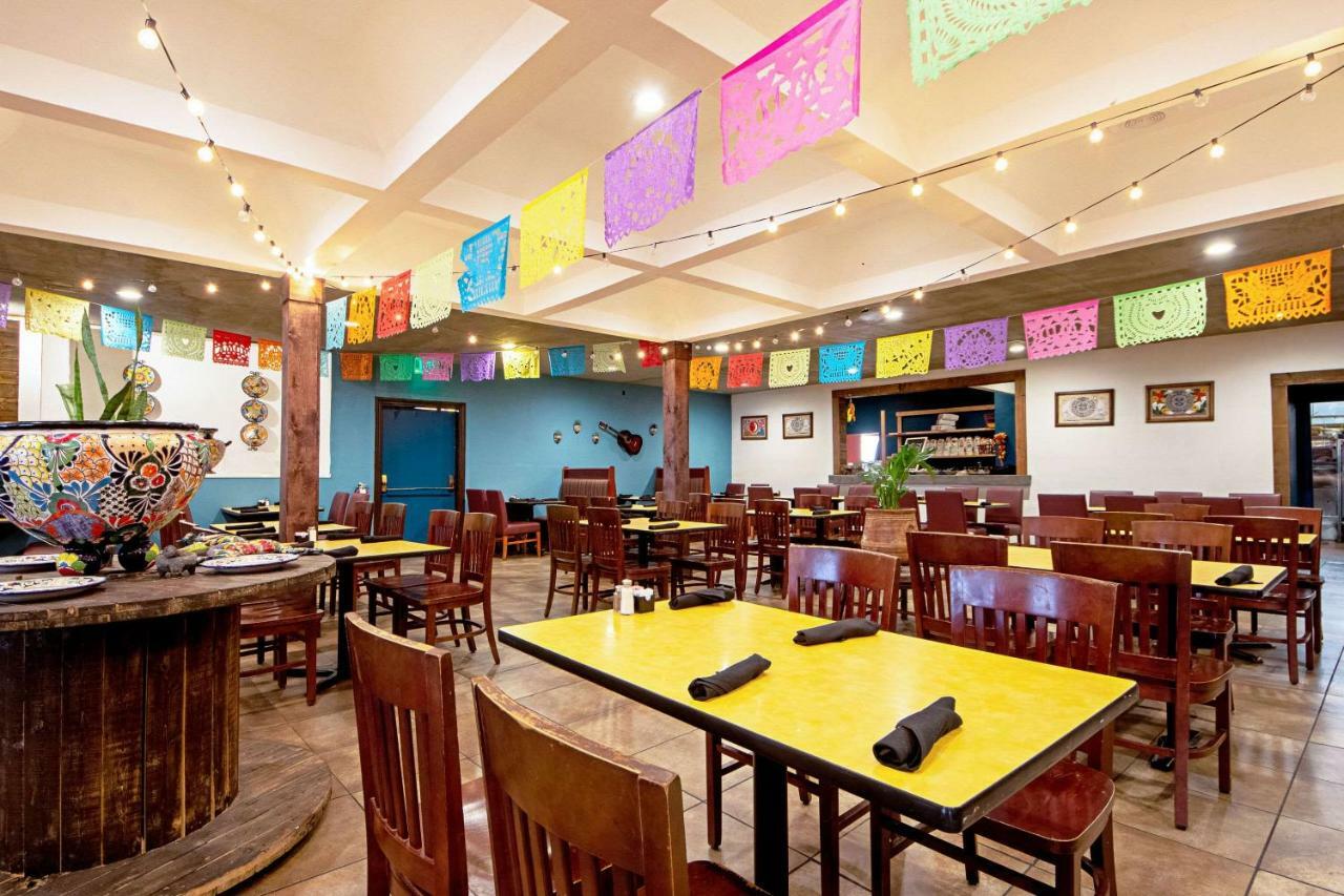 Economy Inn & Suites Denton Bagian luar foto
