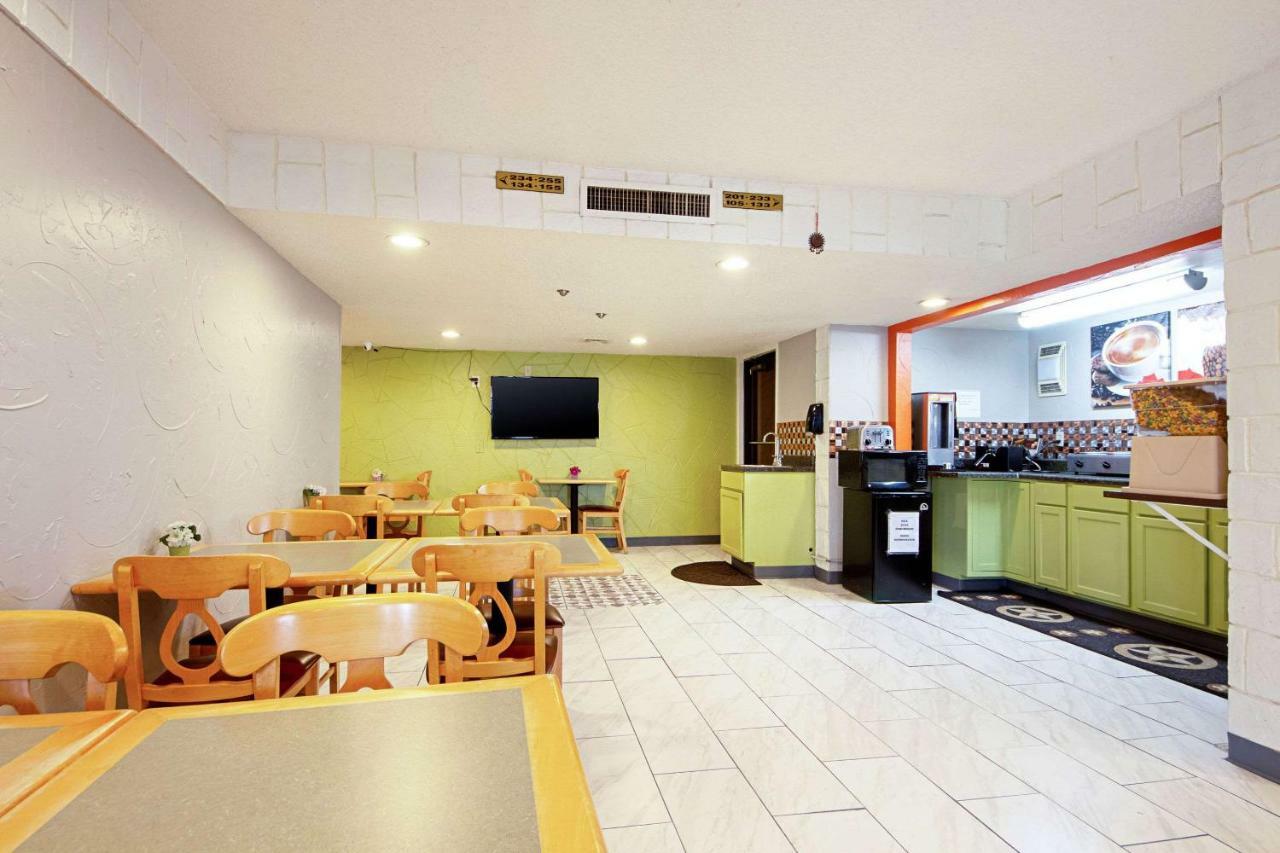 Economy Inn & Suites Denton Bagian luar foto