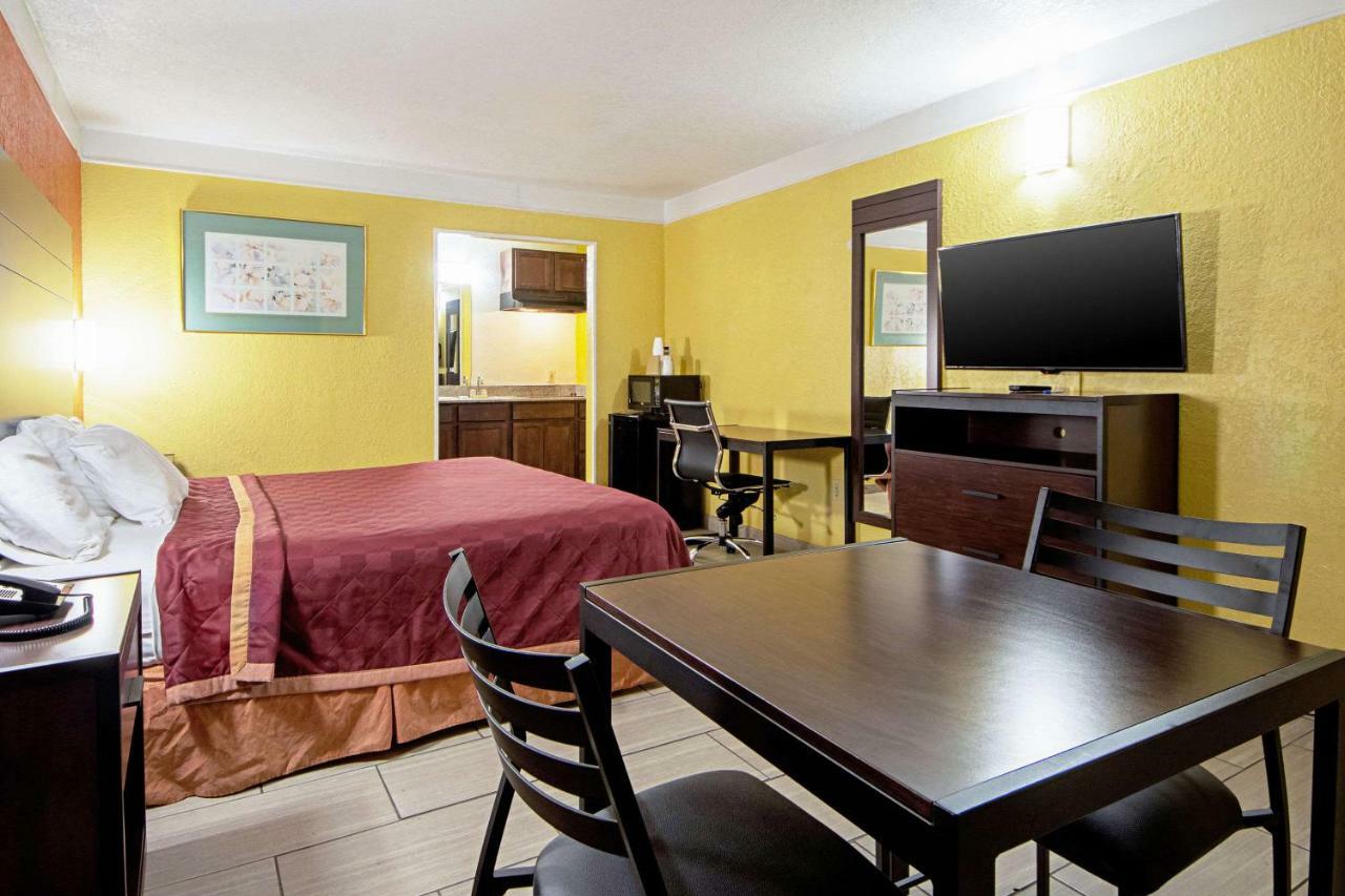 Economy Inn & Suites Denton Bagian luar foto