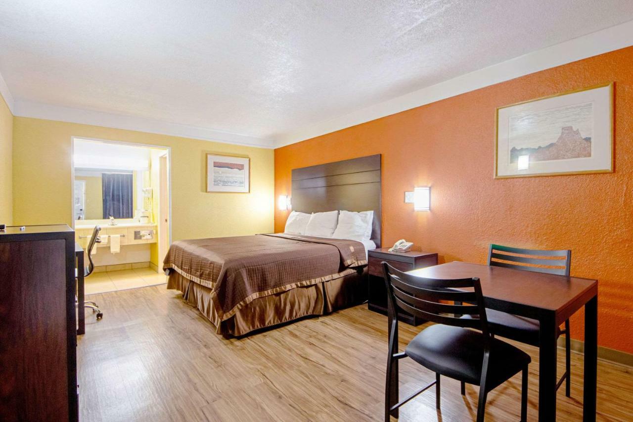 Economy Inn & Suites Denton Bagian luar foto