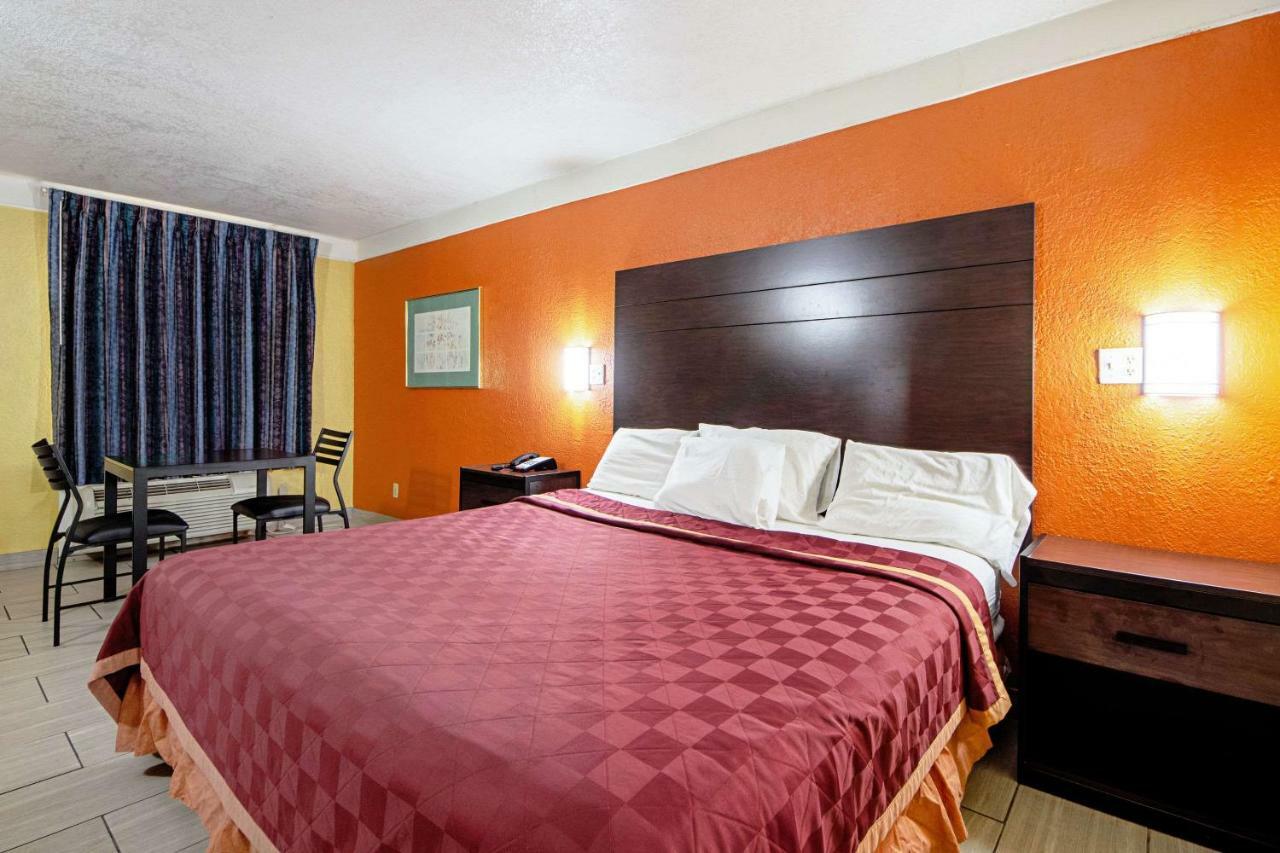 Economy Inn & Suites Denton Bagian luar foto