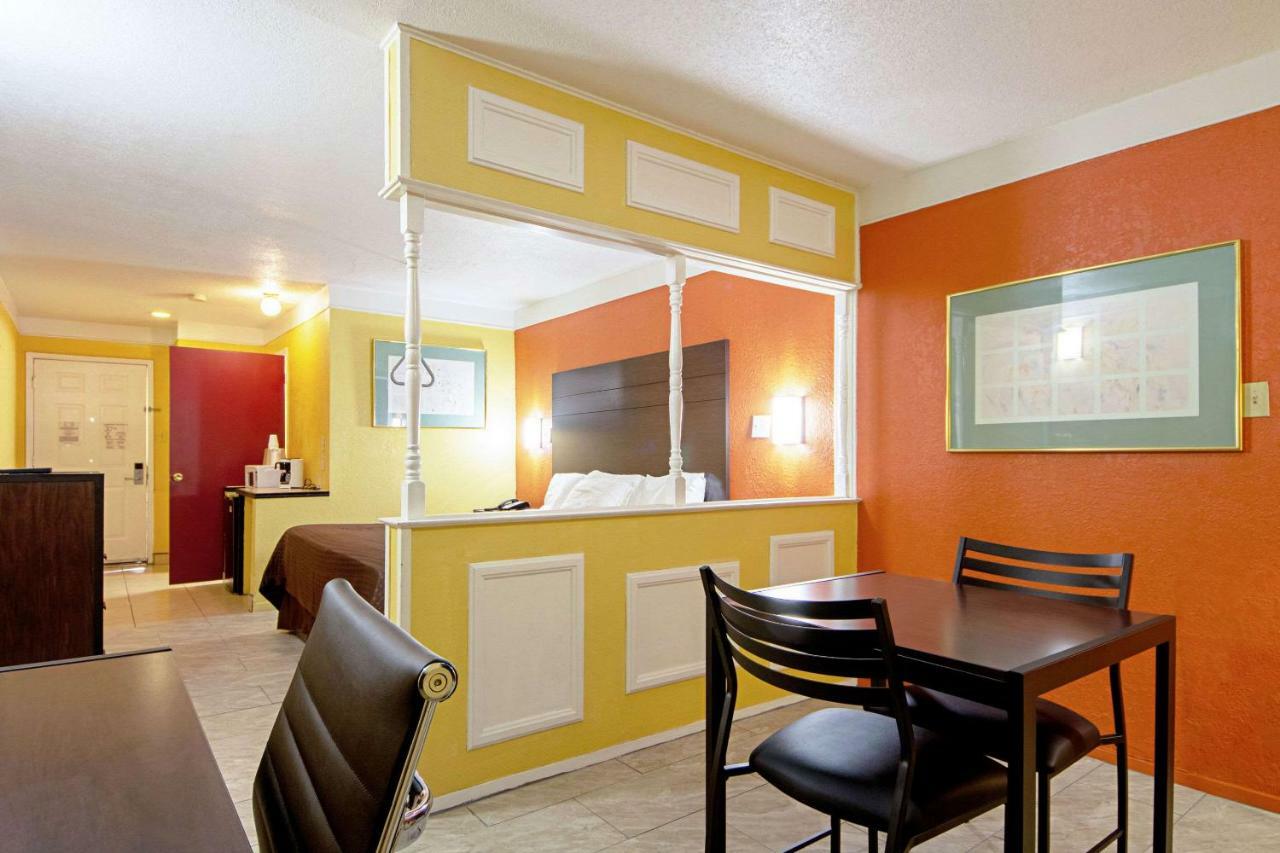 Economy Inn & Suites Denton Bagian luar foto