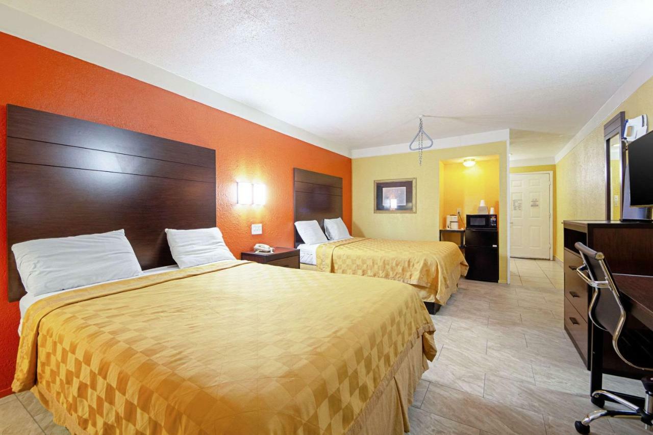 Economy Inn & Suites Denton Bagian luar foto