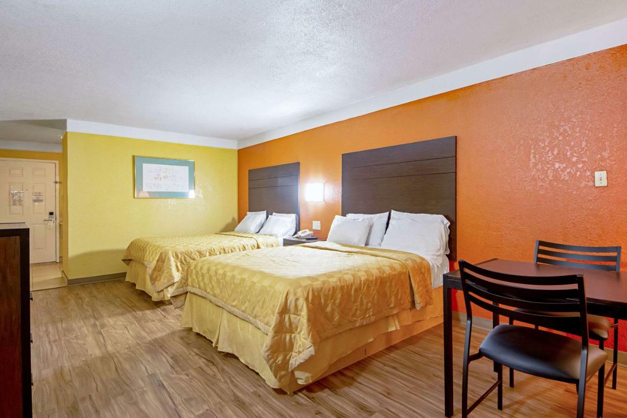 Economy Inn & Suites Denton Bagian luar foto