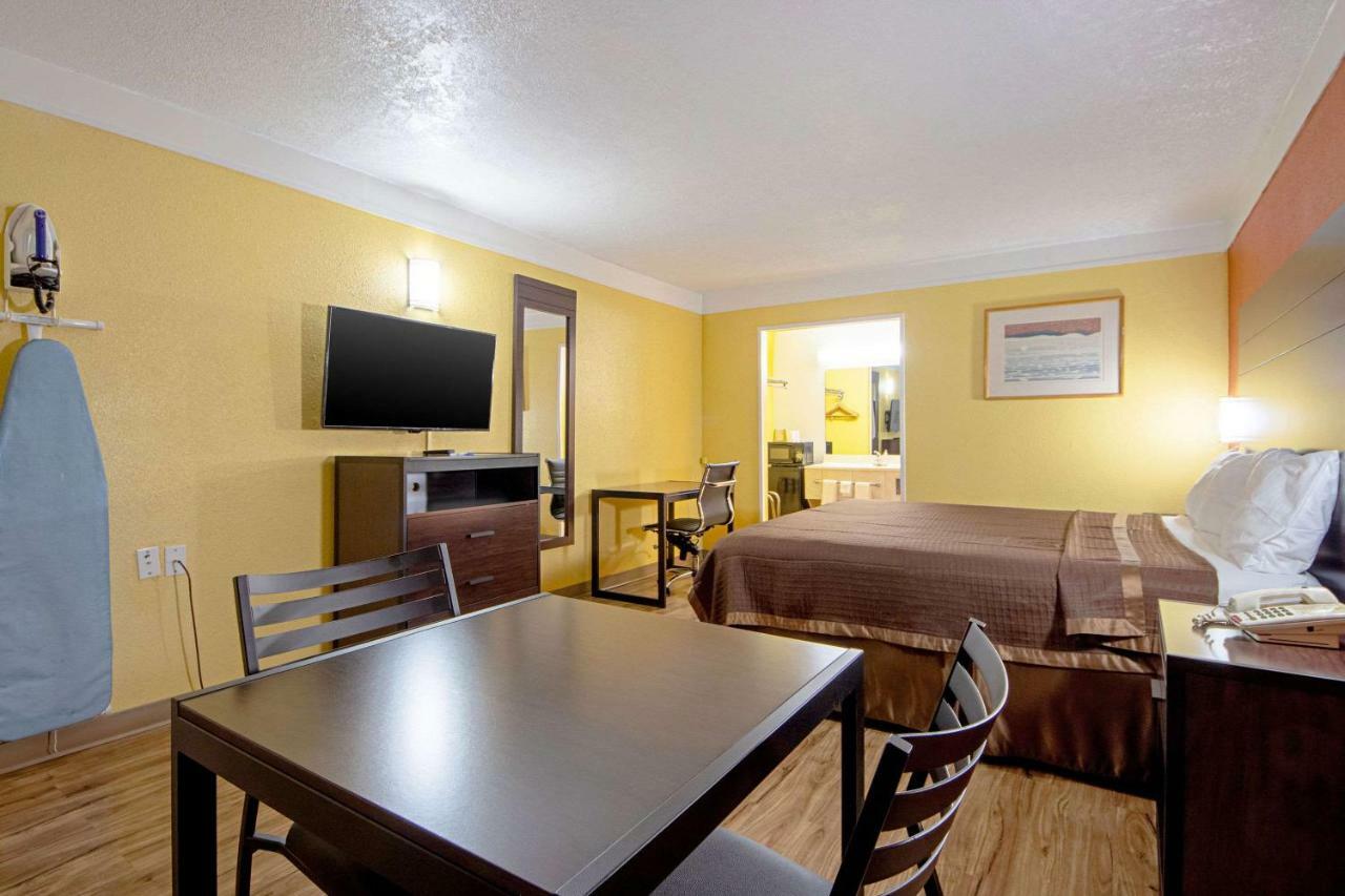 Economy Inn & Suites Denton Bagian luar foto