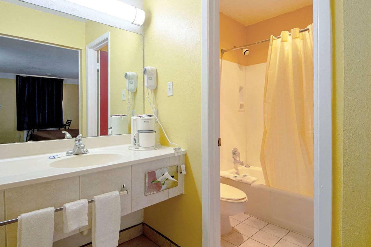Economy Inn & Suites Denton Bagian luar foto
