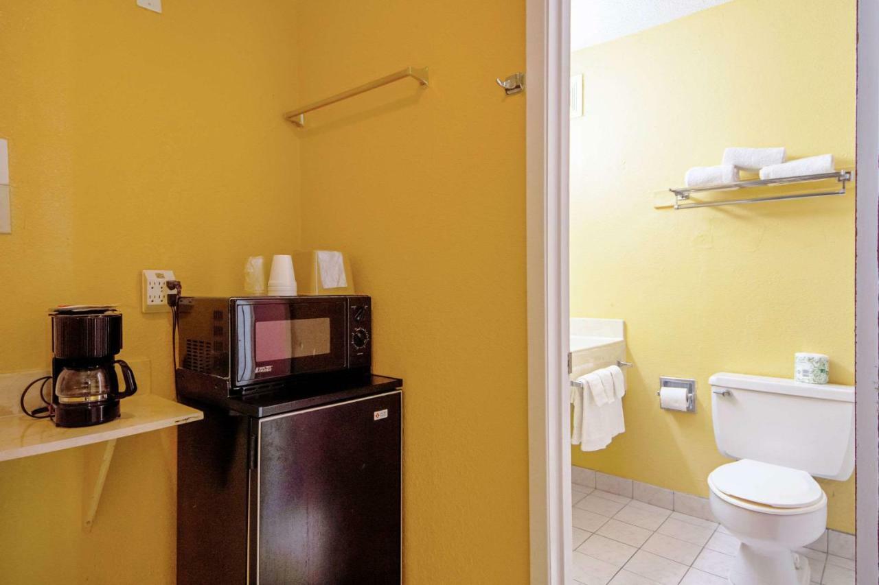 Economy Inn & Suites Denton Bagian luar foto