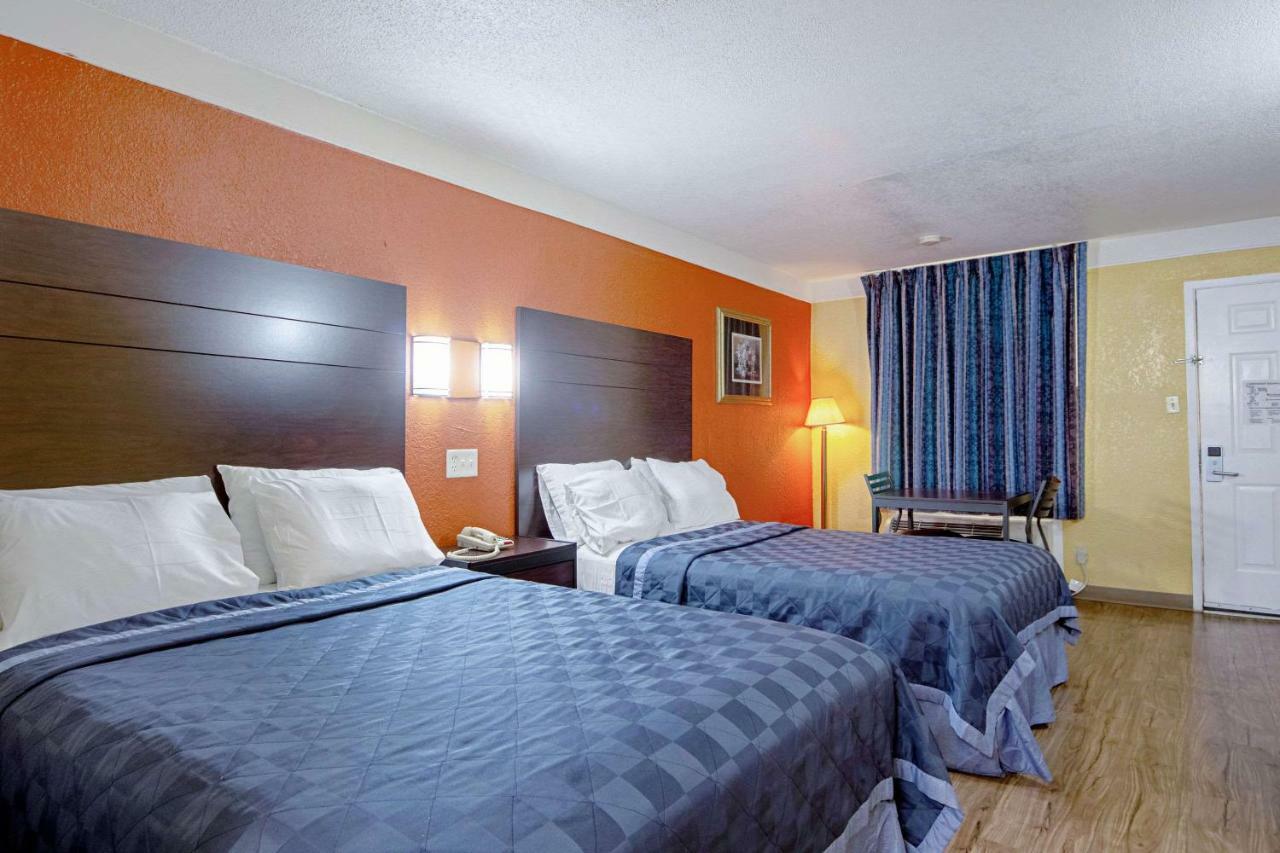 Economy Inn & Suites Denton Bagian luar foto