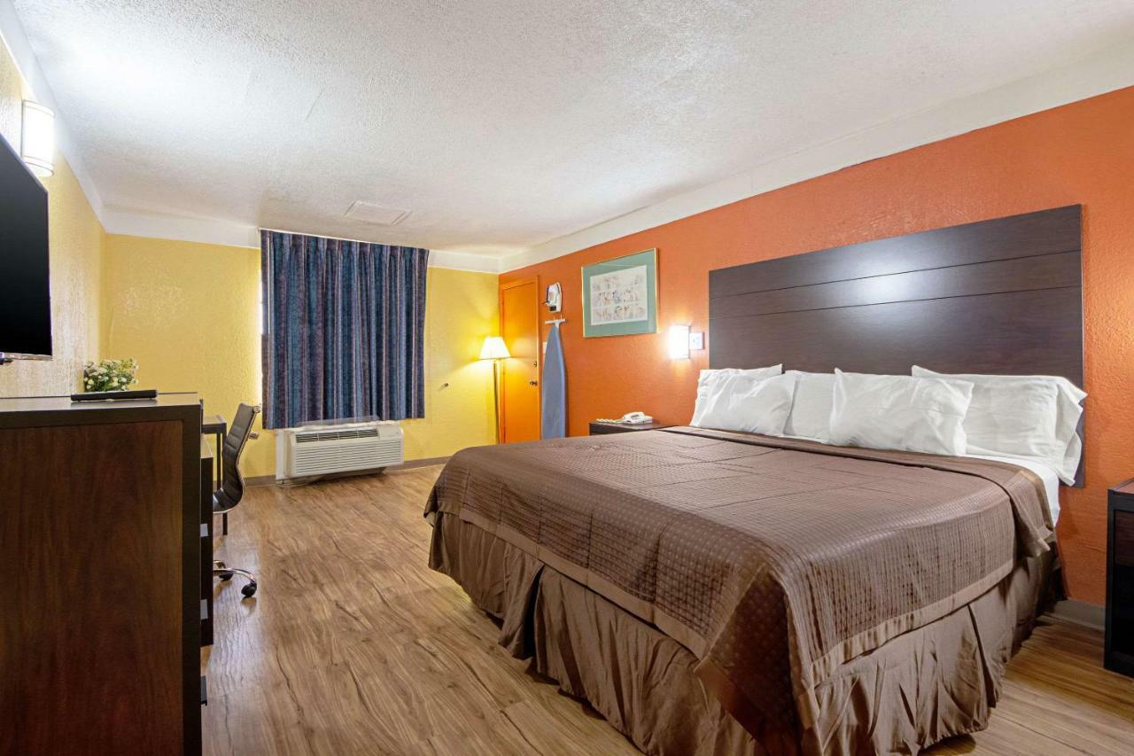 Economy Inn & Suites Denton Bagian luar foto