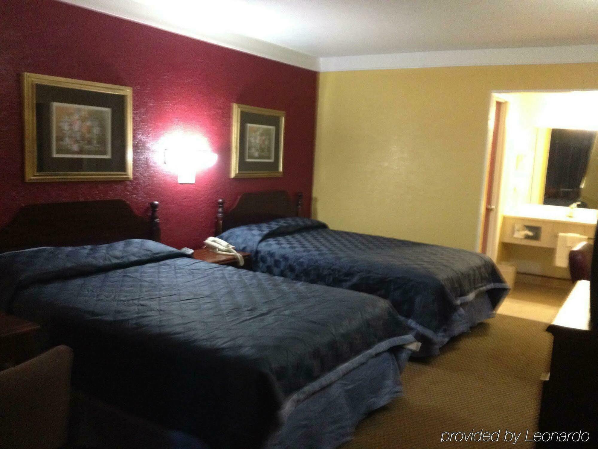 Economy Inn & Suites Denton Bagian luar foto