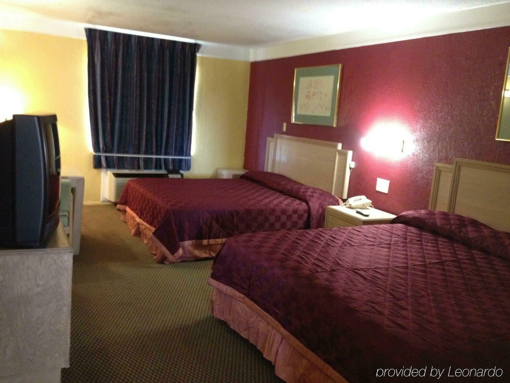 Economy Inn & Suites Denton Bagian luar foto