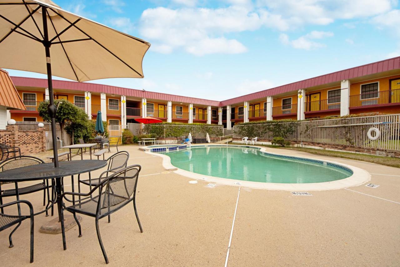 Economy Inn & Suites Denton Bagian luar foto