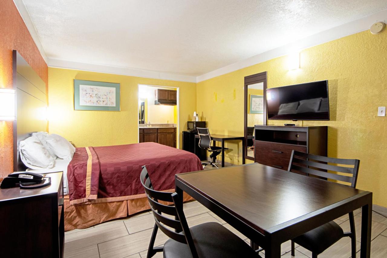 Economy Inn & Suites Denton Bagian luar foto
