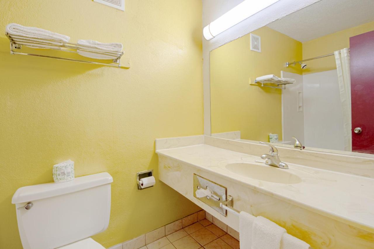 Economy Inn & Suites Denton Bagian luar foto