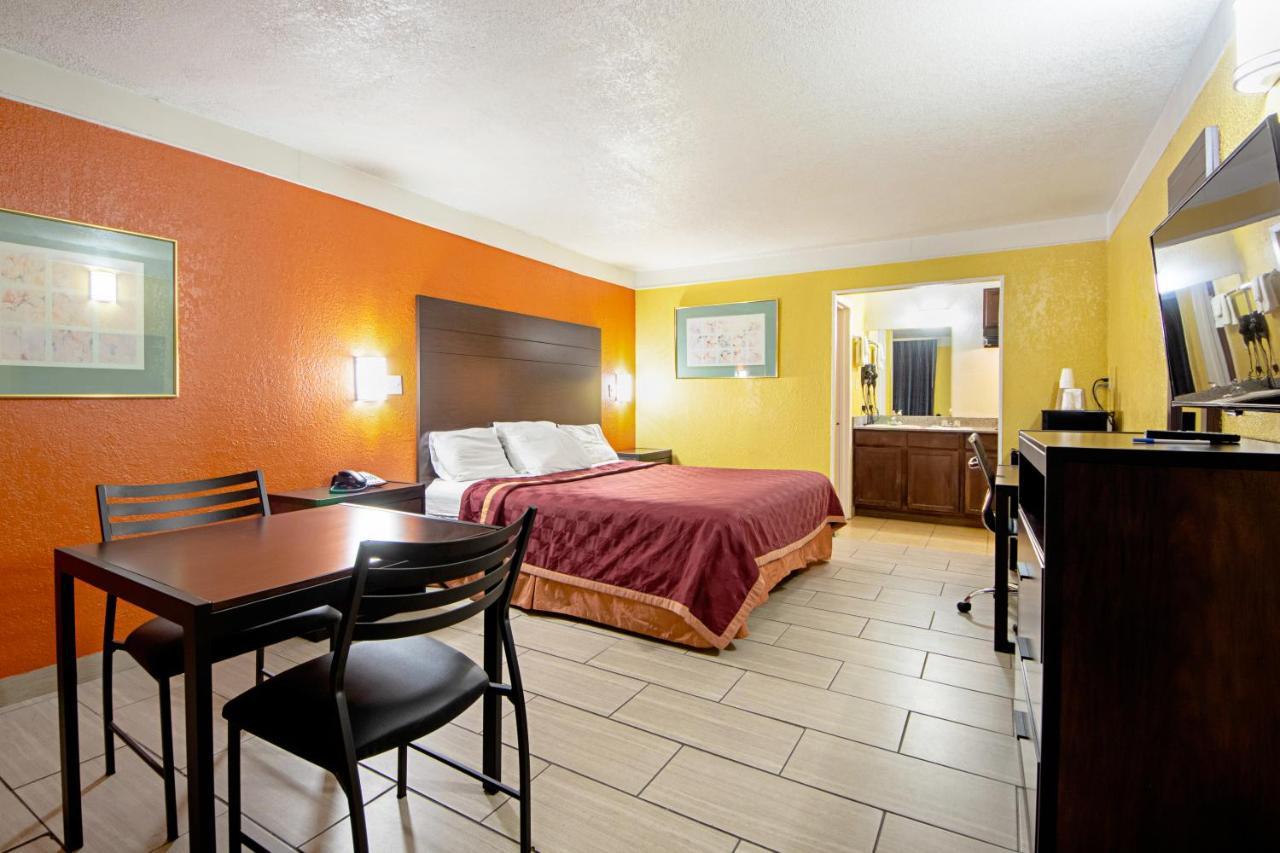 Economy Inn & Suites Denton Bagian luar foto