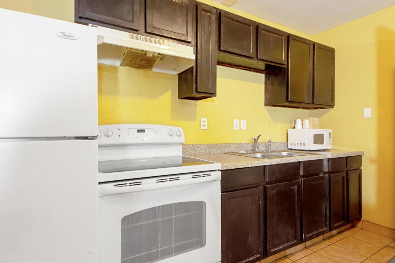 Economy Inn & Suites Denton Bagian luar foto